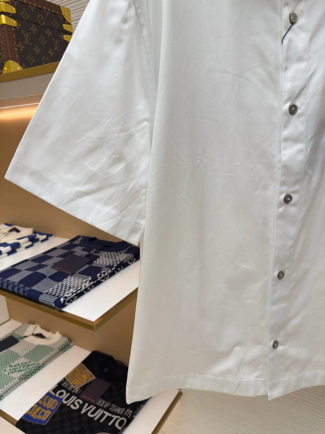 LOUIS VUITTON Mount Fuji embroidered short-sleeved shirt ●Authentic product: purchased and developed by 9150 ●Item number: 1680104-A75 ●Material: cotton fabric ●Technology: embroidery production ●Version: fitted version ●Weight: about 315 grams ●Size: Creative collaborations for the 2025 autumn and winter shows. A retro handwritten logo resides on the chest pocket, while the Mount Fuji and cherry blossom patterns on the back represent the iconic elements of Nigo's hometown. The overall wiring is straight and delicate, the fabric is comfortable and soft, and the color is consistent without color difference. It can be matched with the same style to create a fashionable look and control various occasions. Customized accessories, complete with three standards, same style for men and women!